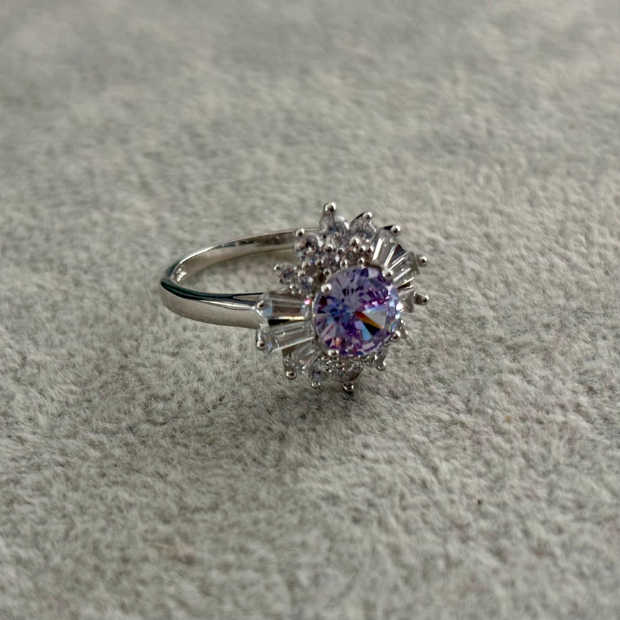 ANILLO CON CIRCONIAS BLANCAS Y DISENO LILA 7,8,9
