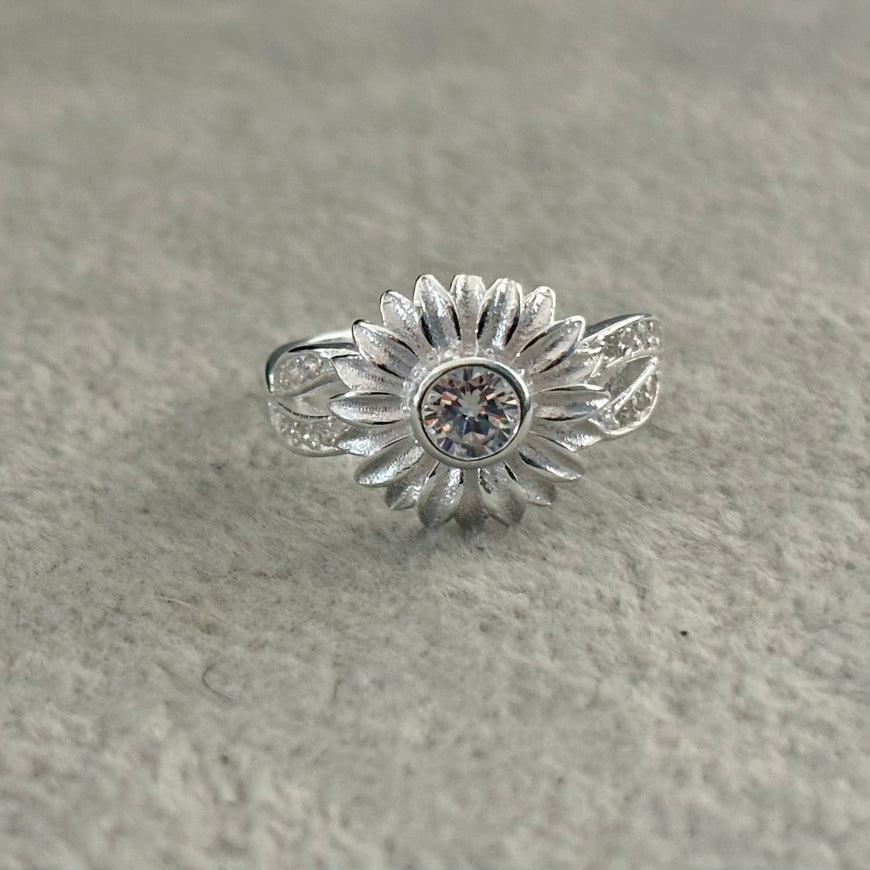 ANILLO GIRASOL CON ZIRCONIA BLANCA 7,8