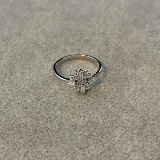 Anillo con diseño zirconia, plata .925, talla 7