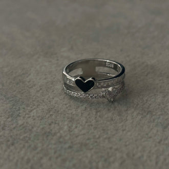 Anillo con corazon Zirconia y corazon negro, Talla 6,7 ,  Plata .925