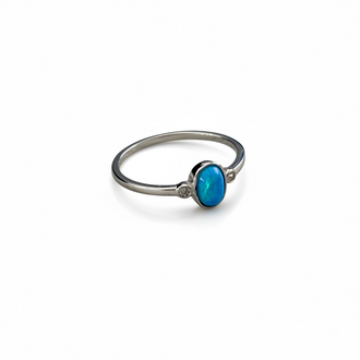 ANILLO CON OPALO OVALDO BISELADO, TALLA 6,7,8, BANO DE RODIO