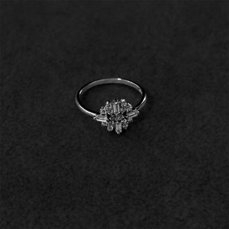 Anillo con diseño zirconia, plata .925, talla 7