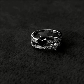 Anillo con corazon Zirconia y corazon negro, Talla 6,7 ,  Plata .925